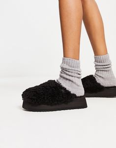 Slippers by UGG Keep it cozy Slip-on style Signature UGG branding Round toe Platform sole Sand Boots, New Uggs, Embroidered Slippers, Ugg Slippers Women, Ugg Classic Ultra Mini, Shoes Ugg, Slippers Black, Ugg Classic Short, Black Curly