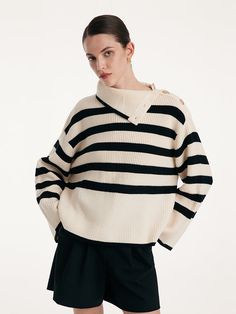 -Thermostatic -Wool fabric -Loose fit The sweater is made of wool fabric, which is comfortable and soft, breathable and skin-friendly. The black and white classic stripes make the overall style simple yet individualistic, suitable for wearing on various occasions. The button design on the shoulders creates a stylish collar shape. The loose fit is not picky about body shape, and the raglan sleeve design highlights the smooth lines of the arms, making it more casual and comfortable.Thermostatic Wo Pull Oversize, Funnel Neck Sweater, Wool Turtleneck, Long Sleeve Short Dress, Loose Sweater, Smooth Lines, Cashmere Wool, Short En Jean, Button Design