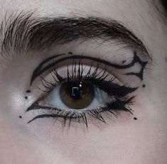 Cute Black Eyeliner Looks, Evil Eyeliner Looks, Cool Alt Eyeliner, Simple Graphic Liner Black, Eye Makeup Art Drawings, Graphic Eyeliner Star, Alternative Eyeliner Hooded Eyes, Fun Black Eyeliner Looks, Alt Eyeliner Hooded Eyes