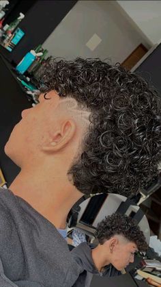 mullet com freestyle Mullet Haircut For Curly Hair, Mullets Curly Hair, Mullet With Curly Hair, Curly Hair Men Haircut Mullet, Mullet For Curly Hair, Burst Fade Mullet Curly Hair, Curly Mullet Haircut, Burst Fade Curly Hair, Corte Freestyle