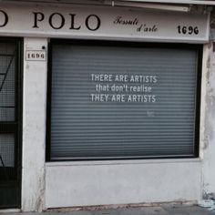 there is a sign on the side of this building that says, there are artists they are artists