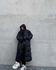 Oversized Long Puffer Jacket Outfit, Long Puffy Coat Outfit Winter, Winter Outfits Puffer Jacket Long, Black Long Puffer Jacket For Winter, Street Style Baddie, Long Black Winter Coat Puffy, Long Puffer Jacket Outfit, Luxury Black Long Coat Puffer Jacket