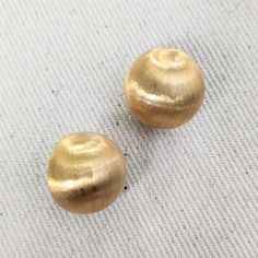 Elevate your style with our Dome Minimalist Stud Earrings! Crafted from brass, sealed in 14 karat gold-plating, these dome-shaped earrings are perfect for adding a touch of modern elegance to any outfit. The minimal design makes them versatile to wear for any occasion. Round Ball Minimalist Stud Earrings Brass 14K gold-plated Weight ~8.2 gm Size 1.7 cm * 1.7 cm Gold Tarnish-resistant Rounded Earrings, Gold Rounded Earrings For Everyday, Gold Spherical Metal Earrings, Classic Gold Sphere Earrings, Minimalist Stud Earrings, Dome Earrings, Minimalist Earrings Studs, Minimalist Studs, Cuff Bangle Bracelet