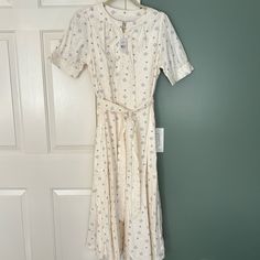 Nwt Loft Maxi Dress. Off White Cream Color. Never Worn. Size 4 White Knee-length Midi Dress For Daytime, White Midi Dress For Daytime, White Midi Dress Short Sleeve For Daytime, White A-line Midi Dress For Daytime, Daytime Cream Cotton Midi Dress, Cream Cotton Midi Dress For Daytime, Cream Color Dress, Flowy Floral Dress, Cotton Shift Dress