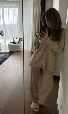 Pijamas Women, At Home Outfits, Pajama Fashion, Lounge Outfit, Mode Casual, Mode Inspo, Home Outfit, Cozy Outfit