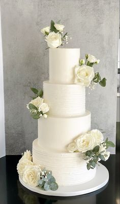 Wedding cake crème et fleurs blanc 4 Tiers Wedding Cake, Wedding Cake 6 Tier, Dream Wedding Cake Beautiful, 4tier Wedding Cake, Four Tiered Wedding Cake, Fake Cake Wedding, Monochromatic Wedding Cake, Simple Wedding Cake 4 Tier, 3 Tier Wedding Cake Designs