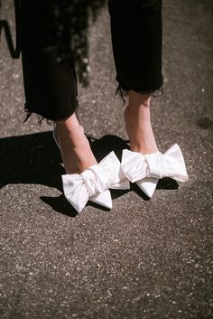 Shoes Classy, Glam Shoes, Pencil Heels, Heels Elegant, Wedding Pumps, Mule Shoes, Bridal Heels, Shoe Inspiration, Bow Heels