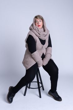 Beautiful wool trio made entirely by hand consisting of a vest, long gloves, hood scarf. Hood Scarf, Fur Coat Fashion, Hooded Scarf, Long Gloves, Coat Fashion, Women Pullover, Pullover Sweaters, Sweater Outfits, Fur Coat