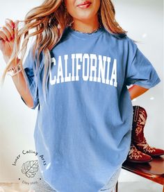 Minimalist California Shirt, Comfort Colors® California Tshirt, West Coast Shirt, California Sweatshirt T-shirt, Vintage California Tee Hi, thank you so much for shopping with us! ❤️ ◦ ◦ ◦ ◦ ◦ size and material ◦ ◦ ◦ ◦ ◦ ◦ Comfort Colors® Original Garment-Dyed T-shirt ◦ Unisex Adult T-Shirt ◦ Soft and comfy ◦ Garment-dyed and soft-washed for a comfortable vintage look and feel ◦ Relaxed fit ◦ 100% ring-spun cotton ◦ The way that we print our sweatshirts is Direct-to-Garment printing, meaning that the ink is printed INTO the shirt. This provides an extremely durable and professional look (not vinyl).  ❤️❤️ IF YOU WANT AN OVERSIZED LOOK PLEASE CHOOSE A SHIRT THAT IS 2 SIZES LARGER THAN YOUR USUAL SIZE  ◦ ◦ ◦ ◦ ◦ care instructions ◦ ◦ ◦ ◦ ◦ ◦ Machine wash: cold (max 30C or 90F) ◦ Do not bleac Malibu Art, Oklahoma Art, Boston Art, California Sweatshirt, Colorado Art, California Shirt, Tshirt Women, California Art, Vintage California