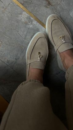 Elegant Shoes, Beige Shoes, Outfit Look, Mode Inspo, Loro Piana, Dream Shoes, Shoe Game