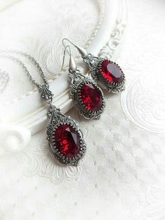 Medieval Necklace, Gothic Medieval, Jewelry Gothic, Crystal Jewelry Sets, Swarovski Crystal Jewelry, Red Pendants, Romantic Jewellery, Red Jewelry, Ruby Sapphire