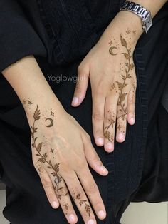 Ramadan henna moon Vine Henna Tattoo, Dainty Mendhi Designs, Henna Designs Planets, Henna Nature Designs, Cottagecore Henna Designs, Vines Henna Designs, Minimal Henna Designs Hands, Henna Plant Designs, Dainty Mehendi Designs