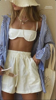 Hamptons Pool Party Outfit, European Summer Bathing Suits, Colorful Outfits Aesthetic Summer, Italy Beach Outfit, 2024 Beach Outfits, Beach Airport Outfit, Bali Looks, Casual Pool Party Outfit, Mazatlan Outfits