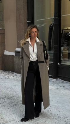 Office Outfits Autumn, Business Trip Outfits For Women Fall, Euro Winter Fashion, Classy Winter Outfits Chic Elegant, Modest Cold Weather Outfits, Winter Outfits Elegant Classy, Elegant Winter Outfits Classy, Outfit Mit Mantel, Classy Winter Outfits Casual