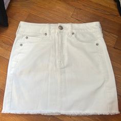 Never Been Worn White Mini Skirt. Perfect For The Summer Coming Up! High Rise , Regular, Size 2 Thrift Board, White Jean Skirt, American Eagle Skirt, Denim Button Skirt, Distressed Skirt, Skirts White, White Denim Skirt, Blue Mini Skirt, White Mini Skirt