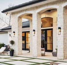 Arches Front Of House, Exterior Arches, Tuscan Villa Exterior, Aesthetic Modern Farmhouse, Modern House Front Elevation, Winter Decorating Ideas, Exterior Columns, House Front Elevation, Farmhouse Decor Christmas