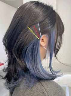 Hair Dye Ideas Two Tone, Ash Blue Peekaboo Hair, Ideas For Hair Dye, Korean Two Tone Hair Color, Korean Underdye Hair, Tone Hair Color, Fun Underneath Hair Color, Colored Hair Peekaboo, Secret Hair Dye