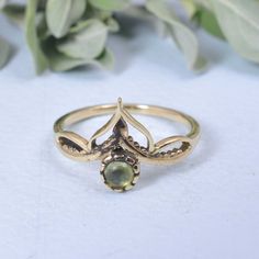 Crown Brass Design Peridot Ring, Retro crown ring, Peridot jewelry, Vintage Ring, Gold Ring, Boho Ring, Dainty cute, Elegant gemstone ring Enjoy Free Shipping on All Orders Product Description:-  *Handmade item *Dispatches from a small business in India *Materials         :-   Brass, Silver *Band colour    :-   Gold, Silver *Style                 :-   Boho & hippie *Can be personalized PRODUCT CODE     :-  SIZE           :-    All Size Are Available. Choose From Variation. METAL           :-     Brass, 925 sterling silver STONE                    :-      Peridot STONE SHAPE        :-     Round Ring can be customized on request and gemstone can be made to any gemstone you want. If You Need Faster Shipping, Please Contact us Please Make Sure to Include The Correct Address During Before Order Art Nouveau Wedding Ring With Cabochon, Art Nouveau Gemstone Rings With Round Shape, Art Nouveau Gemstone Rings With Round Cut, Art Nouveau Gemstone Rings For Gifts, Handmade Peridot Wedding Rings, Ring Elegant, Stil Boho, Peridot Jewelry, Zierlicher Ring