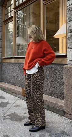 Leapord Jeans Outfits, Style Leopard Pants, Cheetah Jeans Outfit, Leopard Print Trousers Outfit, Animal Print Pants Outfit, Leopard Jeans Outfit, Eclectic Clothing Style