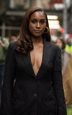 Issa Rae Brown Hair, Black Women With Chocolate Brown Hair, Zonnique Pullins Hairstyles, Black Women Chocolate Brown Hair, Brown Hair Color Ideas For Black Women Dark Skin, Chestnut Brown Hair On Black Women Dark Skin, Natural Hair Chocolate Brown, Issa Rae Hair Color