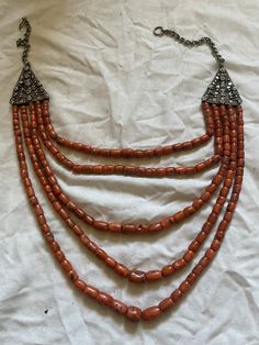 Beau collier tres ancien, 19eme en argent, et perles de corail veritable, corail rouge de la mediterranee.le corail est tres beau. Yemen, Chains Necklace, Favorite Jewelry, Handmade Items, Bathing Beauties, Jewelry Necklaces, Accessory Gift, Display Homes, Ships