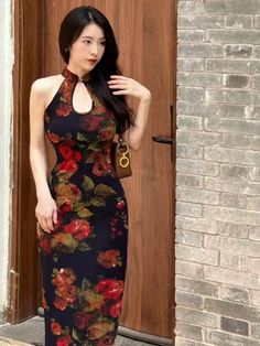 New Chinese style (新中式), floral pattern midi Qipao#qipaodress #chinesedress#cheongsamdress#modernqipao#moderncheongsam Black Cheongsam, Qipao Pattern, Asian Gifts, Red Qipao, Vietnam Dress, Chinese Qipao, Cheongsam Modern, Modern Qipao, Chinese Cheongsam