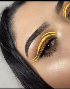 Two Color Eyeliner Looks, Color Liner Makeup Eyeliner, Makeup With Colored Eyeliner, Two Color Eyeliner, Graphic Eyeliner Ideas For Hooded Eyes, Graphic Eyeliner Color, Eyeliner Grafico