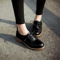 Desert Boots Women, Oxford Shoes Outfit, Style Parisienne, Woman Shoes, Desert Boots, Pretty Shoes, Heels Shoes, Shoe Lover, Shoe Style