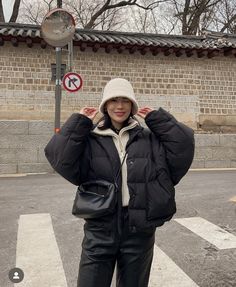 Winter Outfits Seoul, Japan Winter Outfit 2024, Winter Outfits Switzerland, China Winter Outfit, Japan Fits Winter, New York Cold Weather Outfits, Japan Winter Aesthetic, Switzerland Winter Outfit