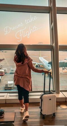 Travel Instagram Ideas, Travel Photoshoot, Travel Pose, Airport Pictures, Chique Outfit, Travel Picture Ideas, Airport Photos, Travel Pictures Poses, Roatan