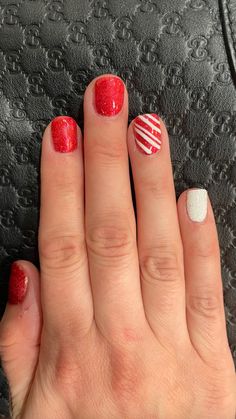 Holiday Nails Red And White, Shellac Christmas Nails Short, Christmas Nails Short And Simple, Short Gel Holiday Nails, Christmas Nail Ideas Short Nails, Christmas Gel Manicure Short Nails, Christmas Nails Kids Easy, Easy Simple Christmas Nails, Christmas French Tips Nails