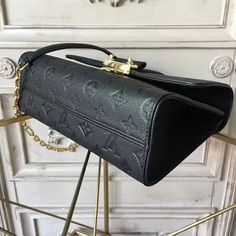 ® Description: With its casual-chic design, the new St Sulpice in Monogram Empreinte leather is a sophisticated choice for day-to-evening. New, too, are the bag’s sliding chain and signature metal lock. Surprisingly roomy, it can be worn on the shoulder or cross-body. Size: 9.8 x 6.5 x 3.5 inches / 25cm x 16.5cm x 9cm ... Modern Monogram Canvas Evening Shoulder Bag, Elegant Everyday Monogram Canvas Shoulder Bag, Luxury Shoulder Bag With Lock For Evening, Luxury Evening Shoulder Bag With Lock, Bags Louis Vuitton, Body Size, Chic Design, Casual Chic, Cross Body