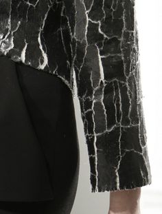 a woman's black and white dress with an unusual pattern on it, from the waist up