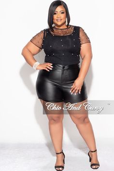 Chinlon % 100 Model is wearing a 2x Pearl Mesh Top, Leather Shorts Outfit, Business Casual Winter, Bling Top, Casual Couture, Plus Size Shorts, Spring Looks, Leather Shorts, Night Outfits