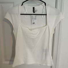 H&M Short Sleeve Top! Nwt And Never Worn! Size Medium! H&m Women Outfits, H&m Clothes Women, Fitted H&m Top For Day Out, H And M Clothes, H And M Outfits, H M Aesthetic, Coquette Shirts, H&m Tshirts, H M Outfits