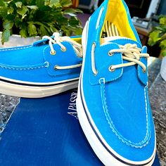 Beautiful Sky Blue Sperry Bahama Shoe. Brand New In Box. Blue Sneakers For Spring Beach Occasions, Blue Boat Shoes With Round Toe And Branded Insole, Casual Blue Sneakers For Beach, Blue Slip-on Boat Shoes For Spring, Casual Blue Slip-on Boat Shoes, Classic Blue Slip-on Boat Shoes, Top Sider Shoes, Blue Leather Slip-on Boat Shoes, Brown Boat Shoes