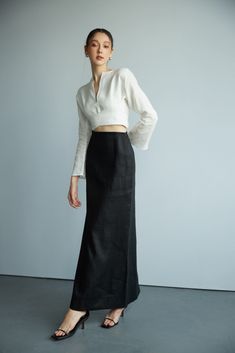 "Elevate Your Style with Our 100% Premium Linen Long Skirt Looking for a skirt that's both comfortable and stylish? Our 100% premium linen long skirt is the perfect choice! Crafted from high-quality linen, this skirt is both lightweight and breathable, making it perfect for warm weather. The soft and smooth linen fabric feels great against your skin, and it drapes beautifully, adding a touch of elegance to any outfit. The long length of this skirt offers a versatile and sophisticated look, makin Linen Maxi Skirt Outfit, Midi Pencil Skirt Outfit, Linen Skirt Outfit, Long Skirt Looks, Maxi Skirt High Waisted, Long Skirt Summer, Midi Skirt Black, High Waisted Maxi Skirt, Skirt Maxi