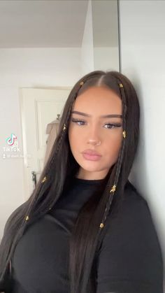 Hairstyles For Rap Concert, Slick Back Festival Hair, Ferxxo Concert Hairstyles, Hairstyle With Gold Clips, Gold Cuffs In Hair, Gold Hair Rings Hairstyles, Rolling Loud Hairstyles, Concert Hair Styles Ideas, Hairstyle With Gold Cuffs