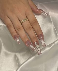 Champagne Outfit Ideas, Nail Policy Ideas, Y2k Birthday Nails, Cat Eye Design Nails, Birthday Glam Nails, Cute Freestyle Nails, Cat Eye Acrylic Nails, Cat Eye Nails Design, Cat Eye Gel Nails