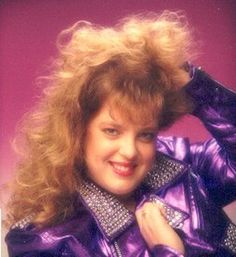 12 Ways To Achieve The Very Best Glamour Shot – Back in the early '90s, I really wanted to get made up, dressed in fancy clothes, and take a series of professional Glamour Shots at the mall. In retrospect, I'm glad I never did. 1980s Glamour, Huge Hair, Awkward Photos, Punk Looks, Glam Photoshoot, Glamour Photo, Glamour Shots, Fashion Fail, Glamour Photography