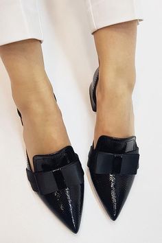 Supreme Shoes, Designer Handbag Brands, Pointed Flats Shoes, Fringe Shoes, Bow High Heels, Pointed Flats, Outdoor Boots, Brogue Shoes, Bow Flats