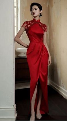 A modern bridal qipao featuring a mandarin collar, mesh back adorned with lace, and matched with a front opening to show some legs. A great one to wear for first dance but also at cocktail events thereafter. Red Cheongsam Dress, Cheongsam Wedding Dress, Tea Ceremony Dress, Red Cheongsam, Cheongsam Wedding, Wedding Cheongsam, Red Qipao, Traditional Chinese Wedding, Red Bridal Dress