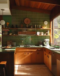 Retro 70s kitchen featuring bold wallpaper and wood paneling Bali Style Kitchen Interior Design, Kitchen Eclectic Modern, Retro Kitchen Modern, 70s Style Decor Interior Design, Kitchen Ideas No Window, Retro Style Home Decor, Green And Wooden Kitchen, Green Kitchen With Wood Cabinets, 70s Aesthetic Kitchen