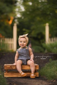 Calf Photoshoot, One Year Old Birthday Pictures, Photoshoot Ideas Outdoor, Colorado Photos, 7 Month Baby, 6 Month Baby Picture Ideas, Baby Photoshoot Ideas, Baby Birthday Photoshoot, Toddler Pictures