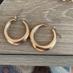 Never Used Chic Small Hoop Earrings For Spring, Chic Round Jewelry For Spring, Trendy Gold Hoop Earrings For Spring, Gold Hoop Earrings For Spring, Hoop Jewelry For Everyday Spring Wear, Spring Gold Round Hoop Earrings, Spring Gold Hoop Earrings, Spring Hoop Jewelry For Everyday Wear, Spring Hoop Jewelry For Everyday