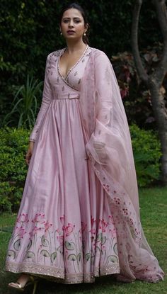 Gowns Dresses Indian, Sargun Mehta, Anarkali Designs, Designer Dresses Elegant, Indian Bride Outfits, Simple Gowns, Designer Kurti Patterns