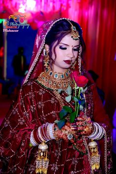 Sadi Pose, Bride Photos Poses, Bride Photos, Photos Poses, Bollywood Couples, Indian Bridal Outfits, Bride Photo, Bridal Outfits