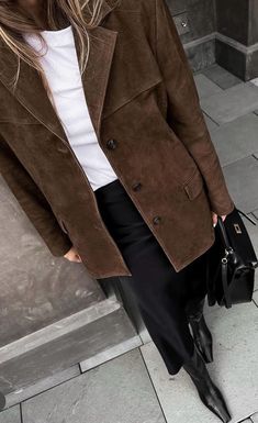 90s Winter Style, Meet The Parents Outfit, Suede Jacket Outfit, Suede Blazer, Italy Outfits, Brown Suede Jacket, Brown Jacket, Mode Inspo, Looks Chic