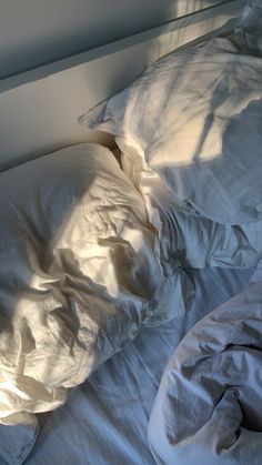 Le magnifique soleil se lève sur les draps de mon lit Bedroom In The Morning, Bedroom Morning Aesthetic, Mornight Aesthetic, Matin Aesthetic, October Manifesting, Morning Bed, Inspi Photo, Messy Bed, Summer Vision