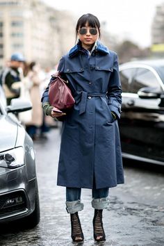 MARGARET ZHANG Trench Street Style, Puffer Coat Street Style, Trench Coat Street Style, Margaret Zhang, Raincoat Outfit, Coat Street Style, Blue Trench Coat, Navy Coat, Paris Fashion Week Street Style